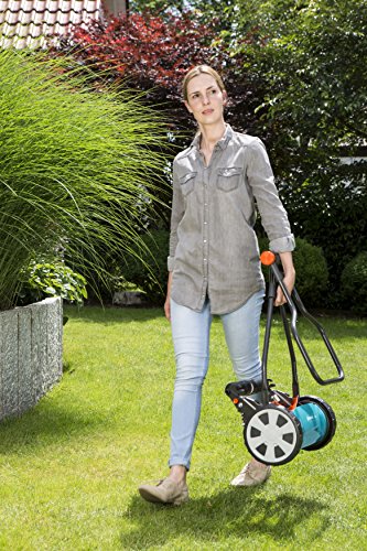 Cortacésped manual helicoidal 330 Classic, con un ancho de trabajo de 33 cm para una superficie de césped de hasta 150 m², corte sin fricción y silencioso. Portable con mango plegado.4027-20. GARDENA