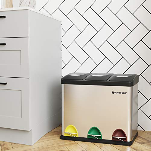 Vista en ambiente de cocina de Cubo de Separación de Basura con Pedal 3 en 1, 24 Litros, Sistema Basurero. Residuos para la Cocina, Duradero, Fácil de limpiar, Acero, Color Plata LTB24L. SONGMICS | maxjardin