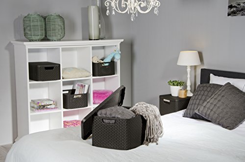 Cesta con Tapa con Efecto Mimbre de tamaño pequeño fabricado con Polipropileno Color Blanco. 20 x 29 x 14 cm. Vista en ambiente de habitación. 205840 - CURVER