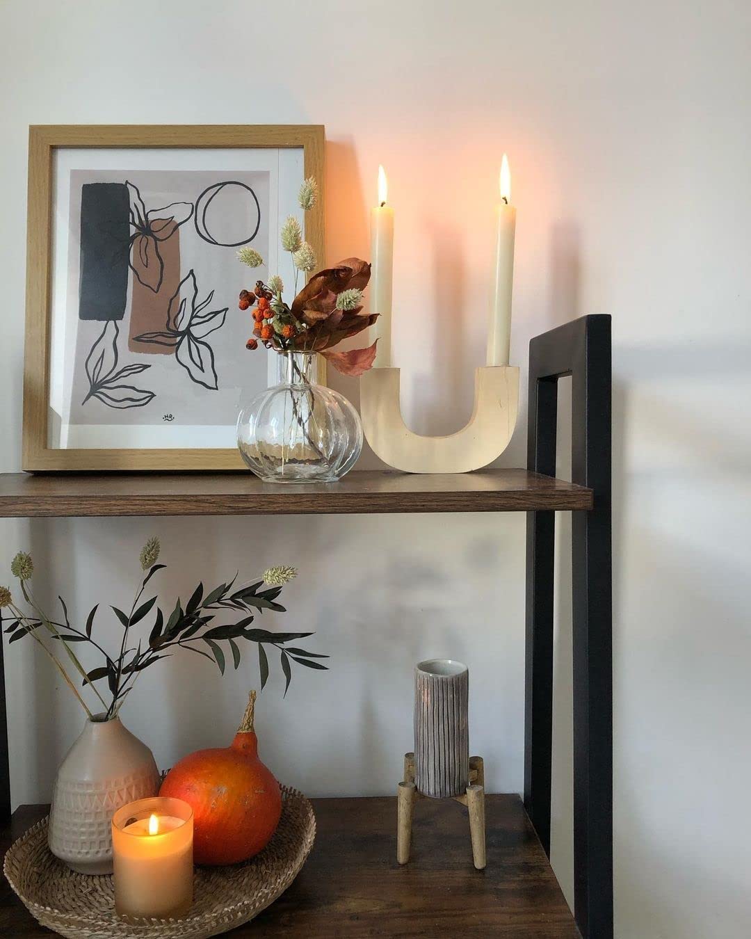 Detalle en ambiente de Estantería de estilo Industrial tipo Escalera con 4 niveles de Almacenaje, Estable Marco Metálico para Sala de Estar. Montaje Fácil, Marrón Rústico y Negro LLS44X. VASAGLE