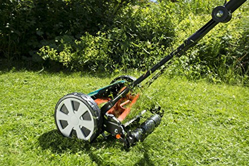 Cortacésped manual helicoidal 330 Classic, con un ancho de trabajo de 33 cm para una superficie de césped de hasta 150 m², corte sin fricción y silencioso. Cortado de césped. 4027-20. GARDENA