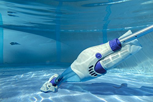 En acción el Limpiafondos manual Eléctrico para Piscina VCB10 Electric Vac, 37 l/h, 25 W. Gre