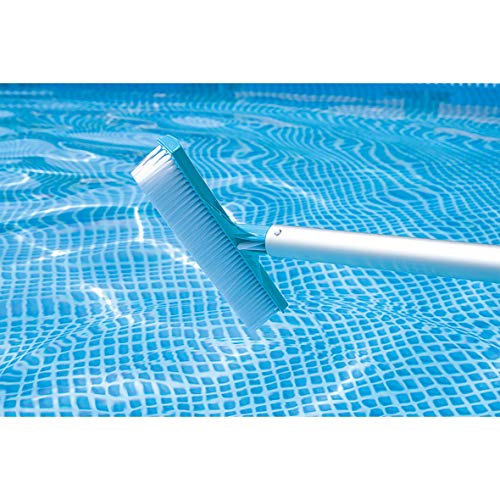 Detalle del cepillo del Kit mantenimiento de piscinas Deluxe con mango telescópico 279 cm. 28003. Intex