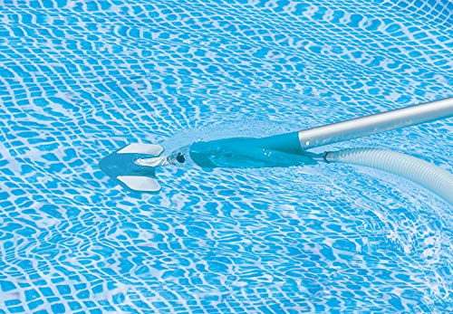 Aspirador en acción del Kit mantenimiento de piscinas Deluxe con mango telescópico 279 cm. 28003. Intex