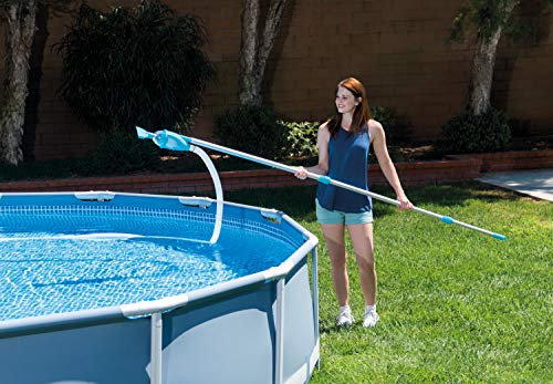 Aplicando la aspiración con el Kit mantenimiento de piscinas Deluxe con mango telescópico 279 cm. 28003. Intex