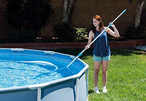 Limpiando la piscina con el Kit mantenimiento de piscinas Deluxe con mango telescópico 279 cm. 28003. Intex