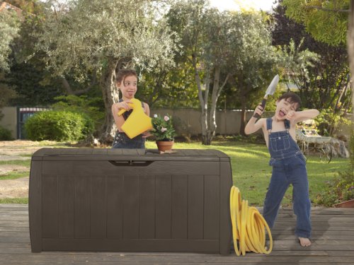 Baúl de exterior Hollywood - Arcón para jardín o balcón Color marrón. Vista en patio exterior. Vista en ambiente de jardín.. Keter