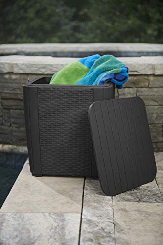 Conjunto de terraza o balcón Iowa con mesa Luzon y cojines incluidos, Grafito. Vista de mesita con tapa abierta y toalla en su interior. . Keter