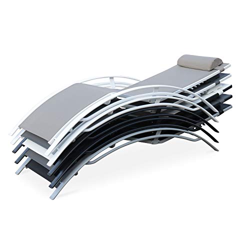 Detalle de tumbonas de aluminio Alice's Garden apiladas