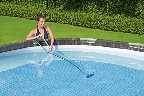 Aspirando piscina con el Kit de Limpieza de Piscinas, aspirador, Recogehojas y Pértiga 174 cm. 58013. Bestway