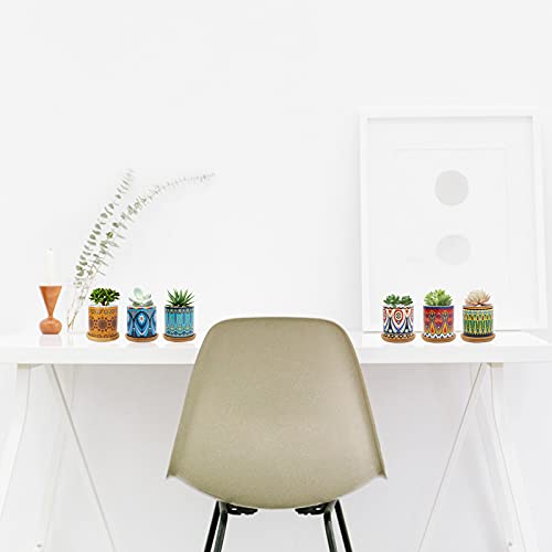 Pack de 6 macetas pequeñas de cerámica decorada con estilo marroquí Warmplus y plantitas sobre una mesa en ambiente interior con un fondo blanco