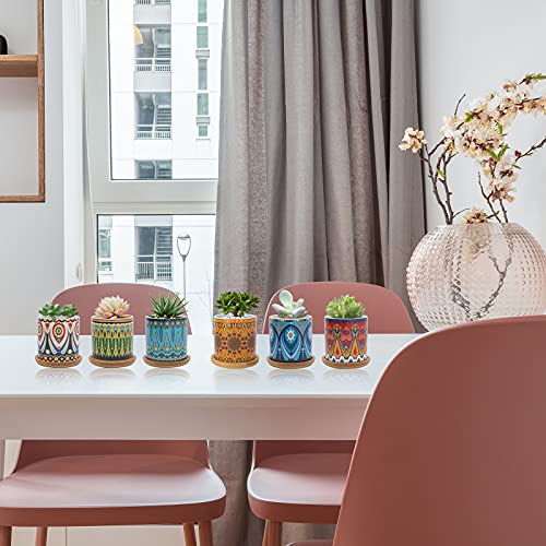 Pack de 6 macetas pequeñas de cerámica decorada con estilo marroquí Warmplus y plantitas sobre una mesa en ambiente de comedor en interior