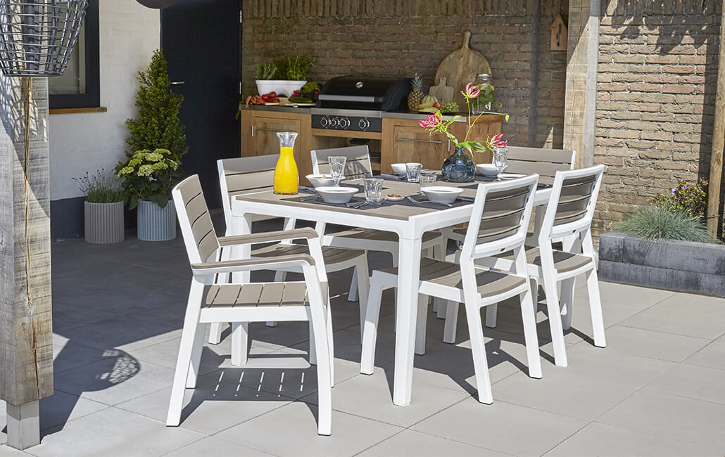 Detalle ambiente de patio con sillas y Mesa de jardín exterior Harmony, Color Beige / topo. Keter
