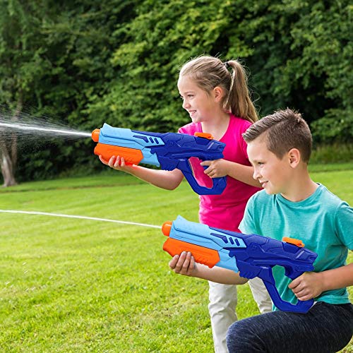 Niños en jardín jugando a disparar con su Pistola de Agua de Juguete para Fiestas de Verano al Aire Libre, Potente Chorro de Agua con un Alcance de 10 metros, Capacidad de 750ml. MOZOOSON