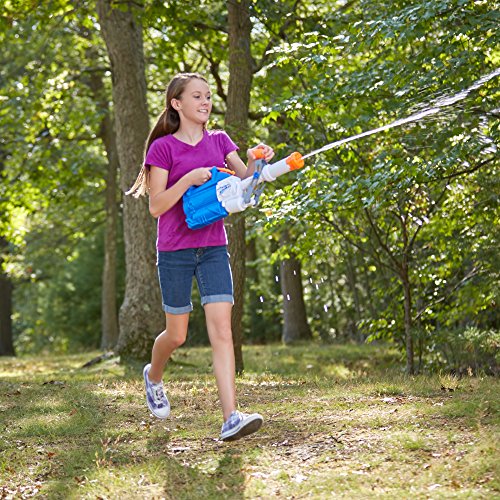 Niña jugando con su Pistola gigante de agua bazooka Nerf Soa Soakzooka E0022EU5. Hasbro