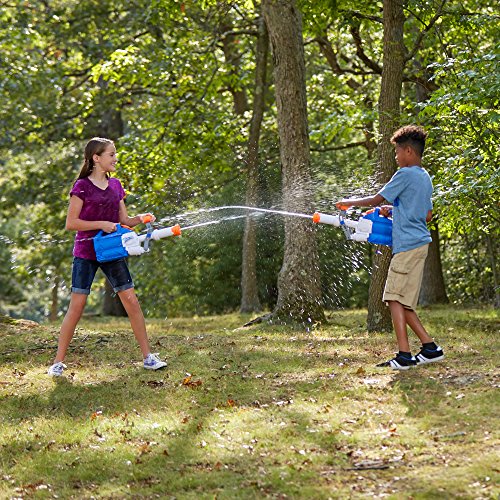 Niña y niño jugando con su Pistola gigante de agua bazooka Nerf Soa Soakzooka E0022EU5. Hasbro
