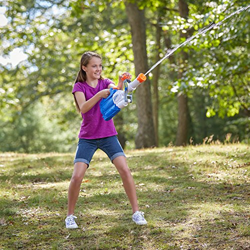 Niña jugando con su Pistola gigante de agua bazooka Nerf Soa Soakzooka E0022EU5. Hasbro