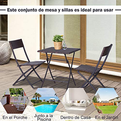 Conjunto de 3 Piezas de Ratán Juego de 2 Sillas y Mesa para Patio Balcón Jardín Plegable Diseño Trenzado Elegante Mesa de 60x60x72 cm Color Marrón. Vista general en patio y ejemplos de ambientes. Outsunny