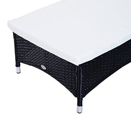 Detalle del rattán de parte de los pies de tumbona chaise longue del Set de 2 Tumbonas Chaise Longue + 1 Mesa de Ratan para Jardín o Terraza con Cojines y Respaldo Ajustable a 5 Niveles (Negro). Outsunny