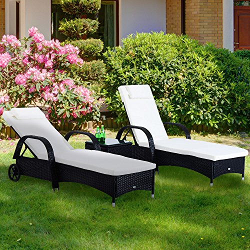 Vista en jardín del Set de 2 Tumbonas Chaise Longue + 1 Mesa de Ratan para Jardín o Terraza con Cojines y Respaldo Ajustable a 5 Niveles (Negro). Outsunny