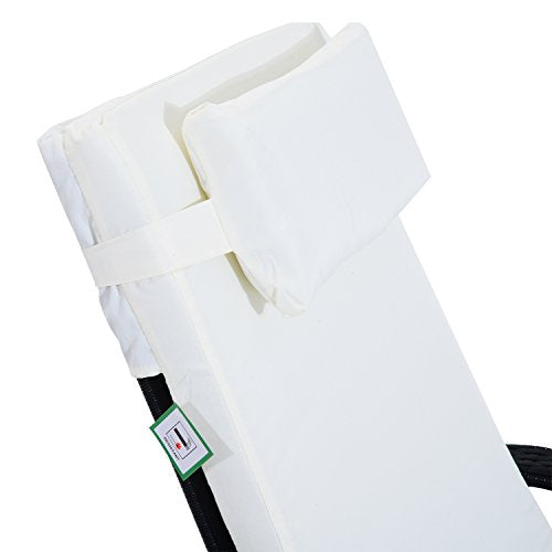 Detalle del reposacabezas de la tumbona del Set de 2 Tumbonas Chaise Longue + 1 Mesa de Ratan para Jardín o Terraza con Cojines y Respaldo Ajustable a 5 Niveles (Negro). Outsunny