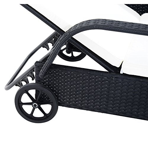 Detalle de mecanismo reclinable y ruedas de la tumbona del Set de 2 Tumbonas Chaise Longue + 1 Mesa de Ratan para Jardín o Terraza con Cojines y Respaldo Ajustable a 5 Niveles (Negro). Outsunny