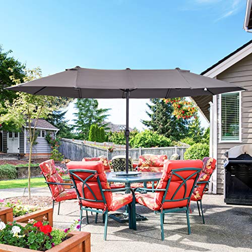 Vista en patio exterior del Parasol Sombrilla Doble Tela de Poliéster Protección Solar UV 4.6x2.7x2.4m Gris. OutsunnyParasol Doble Tela de Poliéster Protección Solar UV 4.6x2.7x2.4m Gris. Outsunny