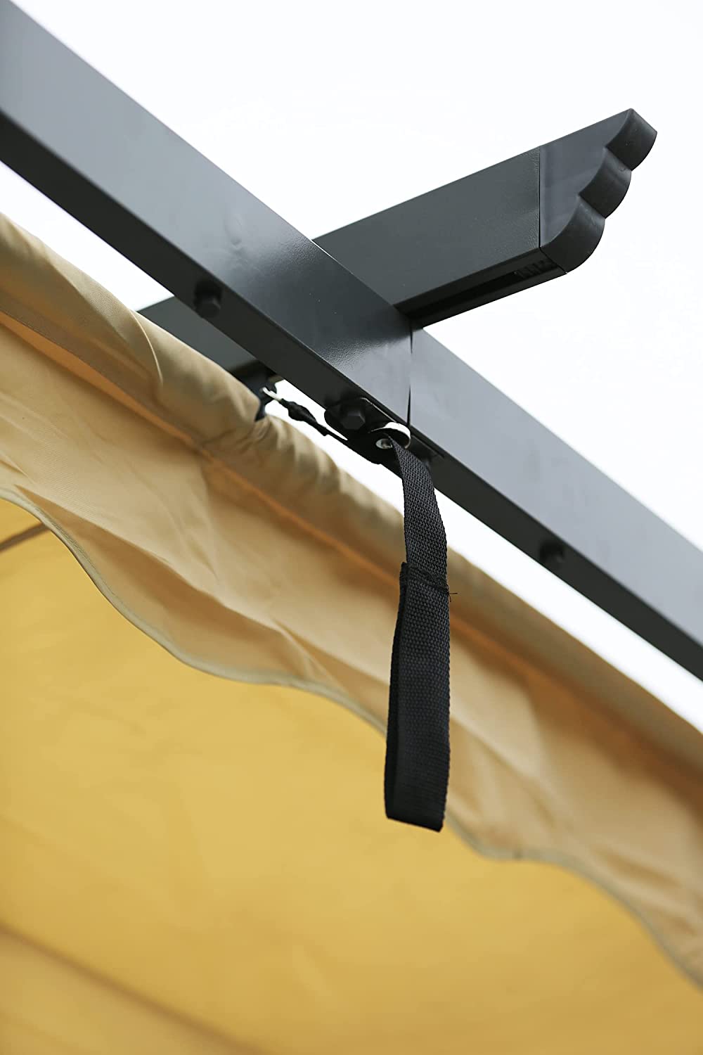 Pérgola Elegante Aluminio 3x4 m. Techo Retráctil, Resiste el Agua y rayos UV. Diseño Beige. Detalle de estructura. Angel Living.