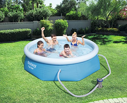Vista de jardín con familia disfrutando de la Piscina Desmontable Autoportante Fast Set 244x66 cm con Depuradora de cartucho de 1.249 litros/hora 【2.100 litros】57268. Bestway