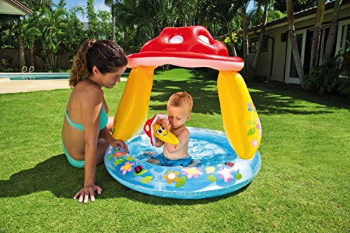 Piscina hinchable infantil de diseño de champiñón en bonito jardín con bebé y madre en un día soleado.