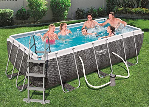 Piscina rectangular, Power Steel Deluxe Frame Pool estructura de acero y aspecto ratán gris, 404 x 201 x 100 cm 【7200 litros】. Familia bañándose en jardín. 56721 Bestway | maxjardin