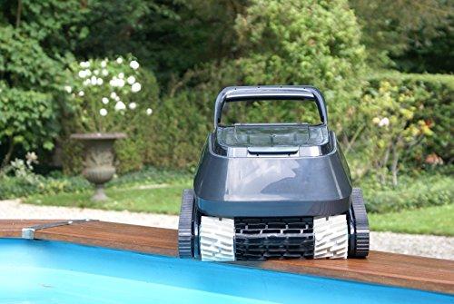 Vista en ambiente del Robot de piscina limpieza eficiente de fondo, paredes y línea de agua. 7310. 8STREMERobot de piscina limpieza eficiente de fondo, paredes y línea de agua. 7310. 8STREME | maxjardin