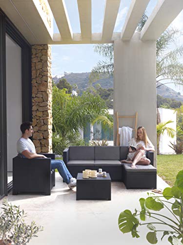 Moderna terraza con el conjunto de Muebles de Jardín Manhattan de Rattan Color Grafito | Fabricado en España con Materiales Reciclados. Shaf