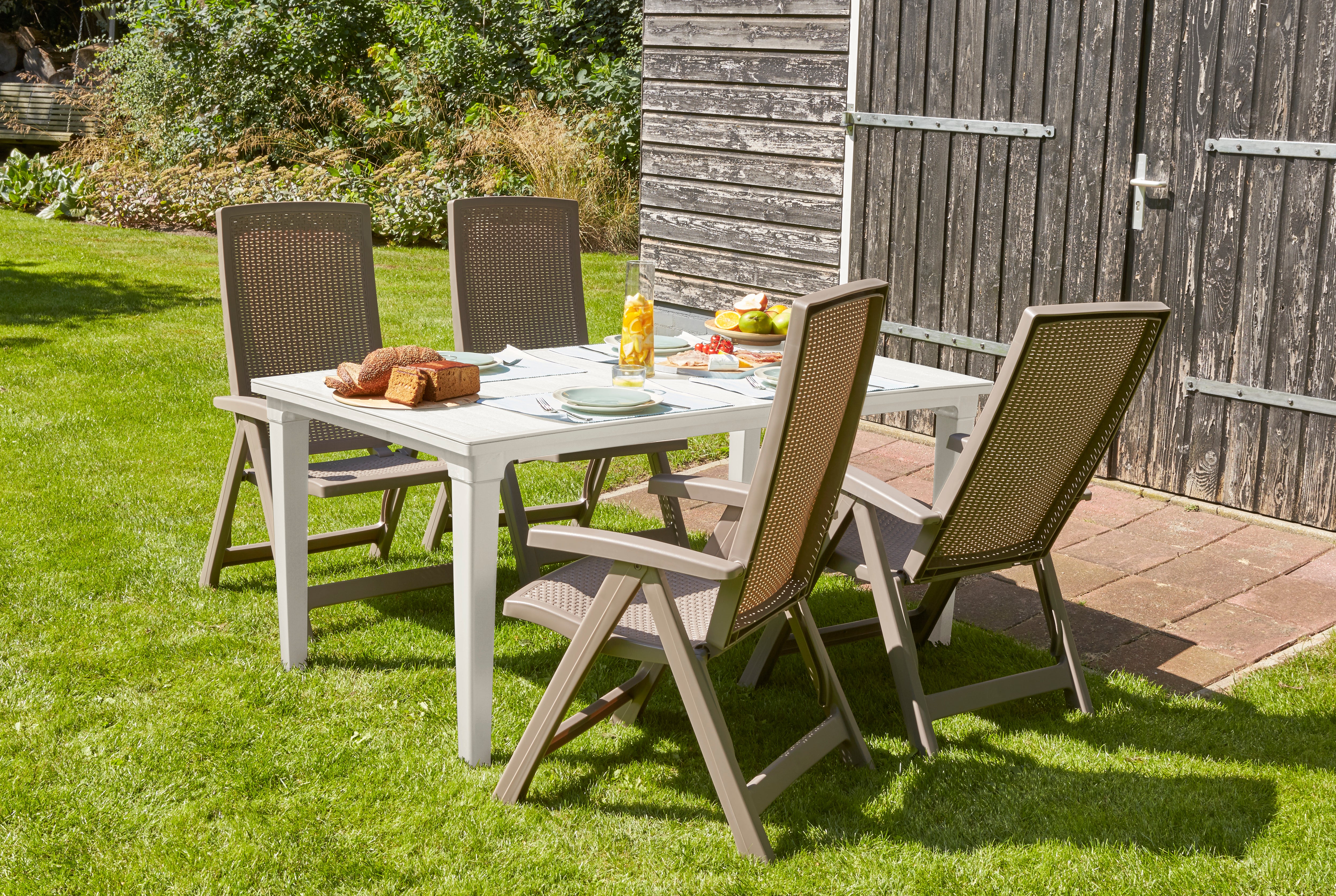 Vista en conjunto en color ocre de la Silla reclinable de jardín y exterior Montreal diseño de rattán, Color grafito. Keter