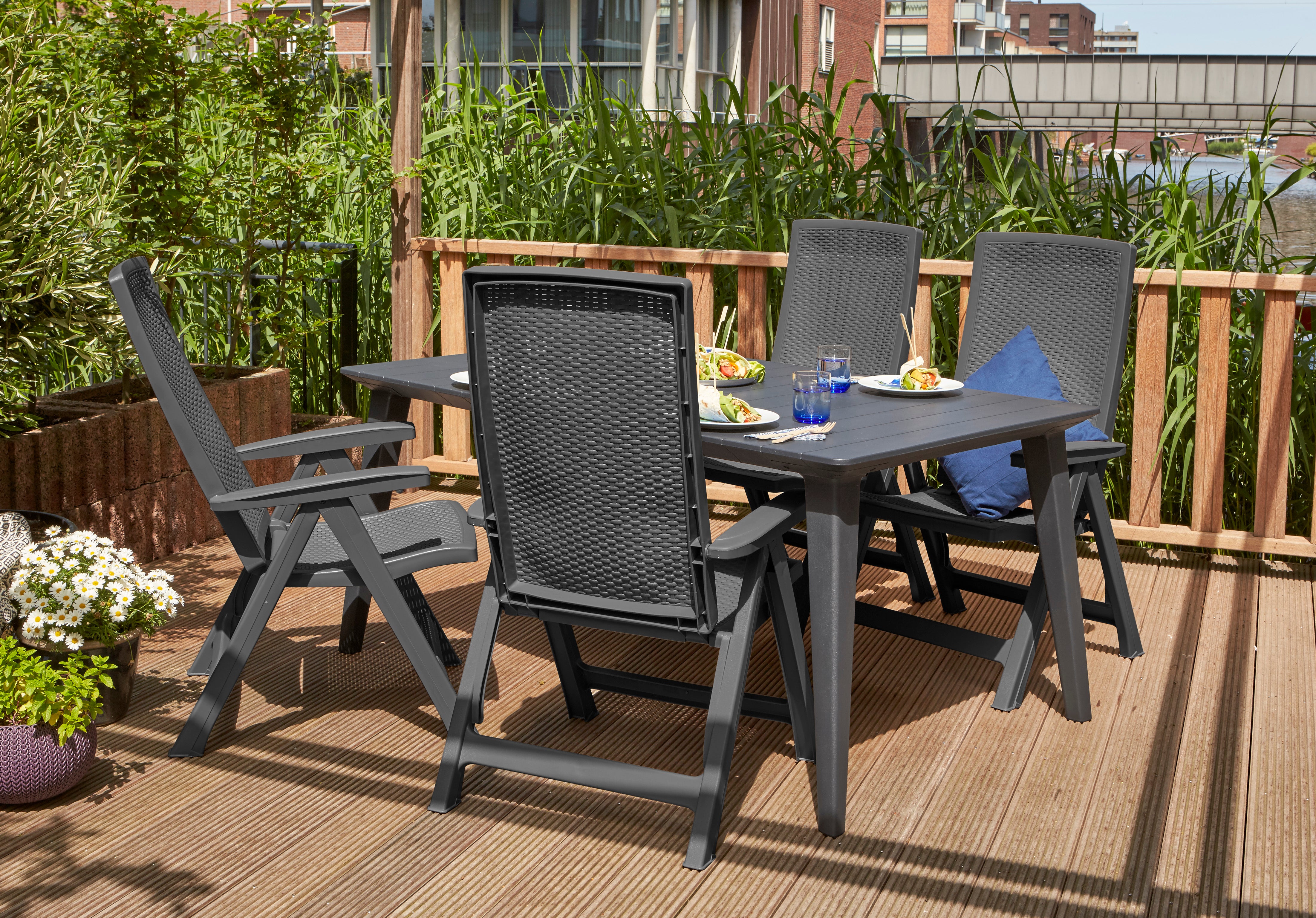 Vista en terraza con el conjunto en color grafito con la Silla reclinable de jardín y exterior Montreal diseño de rattán, Color grafito. Keter