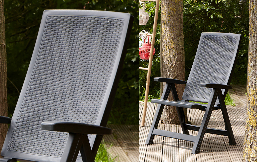 Detalle de respaldo y vista al aire libre de la Vista de perfil de la Silla reclinable de jardín y exterior Montreal diseño de rattán, Color grafito. Keter