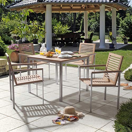 Ambiente al aire libre con las Sillas apilables de jardín de madera de teca y acero inoxidable con reposabrazos. CHICREATSillas apilables de jardín de madera de teca y acero inoxidable con reposabrazos. CHICREAT