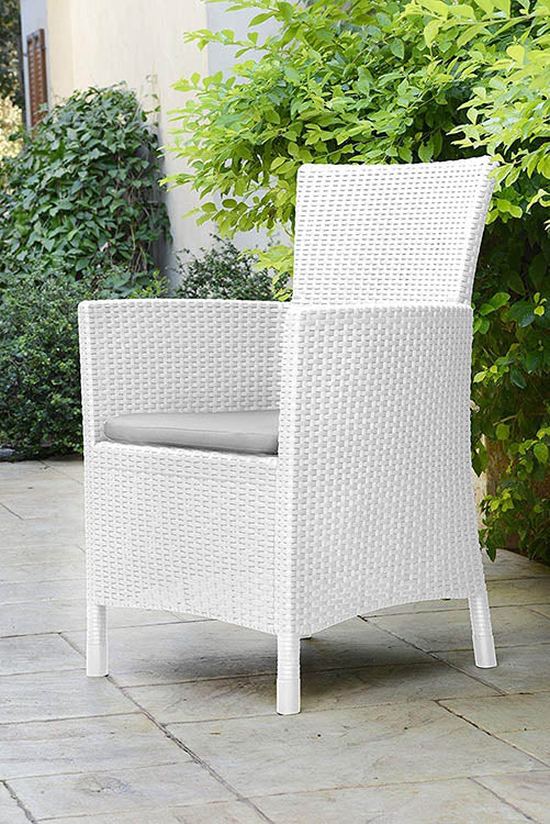 Sillón de exterior e interior con cojín incluido Iowa, Rattán blanco en patio. Keter