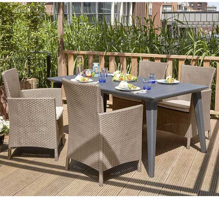 Conjunto Keter Iowa en Rattán de exterior e interior con cojín incluido color capuchino en terraza. . Keter