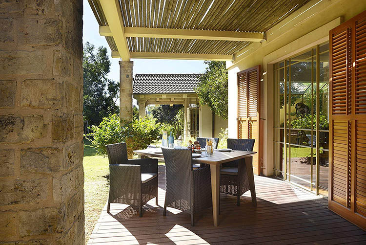 Conjunto Keter Iowa en Rattán de exterior e interior con cojín incluido color grafito en terraza. Keter