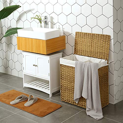 Cesto de la Ropa, 110L Tejido a Mano con Compartimentos Separados, Ratán Sintético, con Tapa y Asas, Plegable, Bolsa de Forro Extraíble, Color Natural. Vista en cuarto de baño. LCB52NL SONGMICS