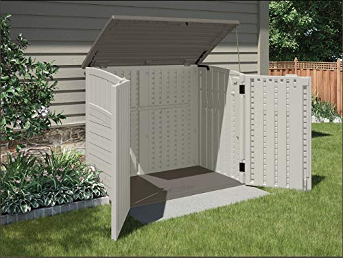 Vista en jardín del cubre contenedores, cobertizo BMS 2500. 2 Cubos de Basura 135 x 82 x 116 cm, Gris. BMS2500. Suncast