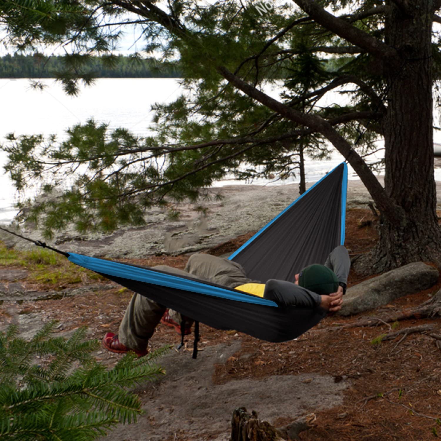 Vista en jardín exterior con la Hamaca para Acampar 320 x 200 cm para 2 Personas, Hamaca Doble Portátil Ligera de Nylon Paracaídas con Correas para Mochilero, Camping, Viajes, Playa, Jardín. Unigear