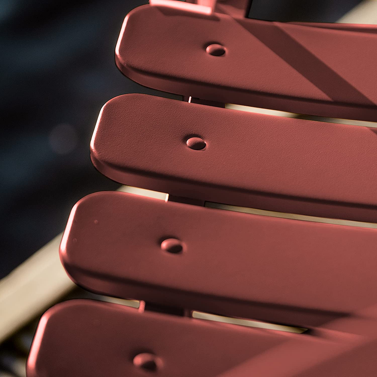 Detalle del respaldo del Juego de Muebles de jardín de 3 Piezas, 2 sillas y 1 mesa redonda de café, Metal, Rojo, 49 x 41 x 79 cm. VG-8006 Chilli Dried. Vanage