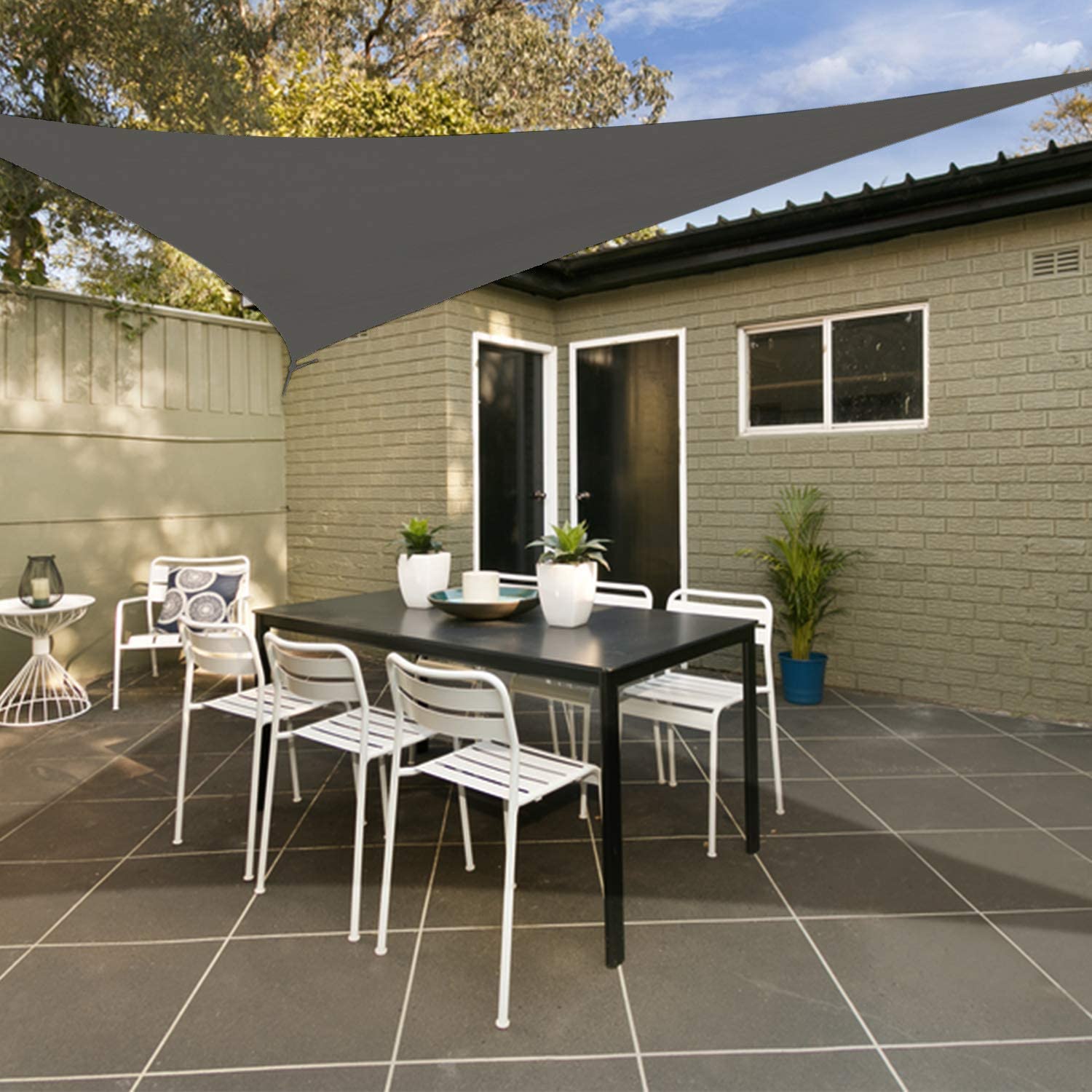 Bonito patio exterior con el Toldo Vela de sombra Triangular 2x2x2 m, Transpirable, Resistente y Protección 95% UV, Grafito. Haikus