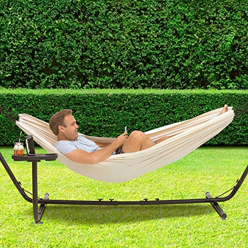 Hombre descansando en el jardín en su Hamaca con Soporte para 2 Personas con Estante para Colocar Vasos. Soporta hasta 205 kg . 241 x 160 cm. con Funda de Transporte (Beige). VITA5