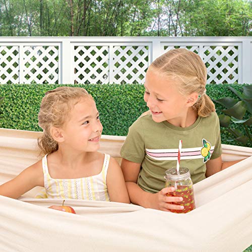 2 niñas en el jardín en su Hamaca con Soporte para 2 Personas con Estante para Colocar Vasos. Soporta hasta 205 kg . 241 x 160 cm. con Funda de Transporte (Beige). VITA5