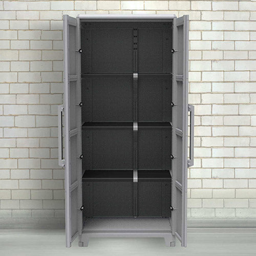 Armario alto de trastero o garaje con puertas abiertas sobre fondo idealizado de un garaje