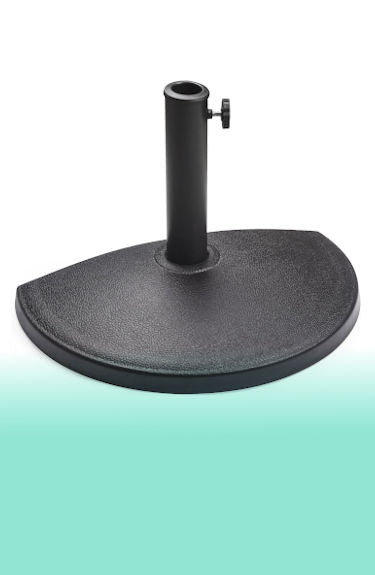 Soporte de pared para sombrilla semicircular color negro Paramondo  sobre fondo blanco y verde