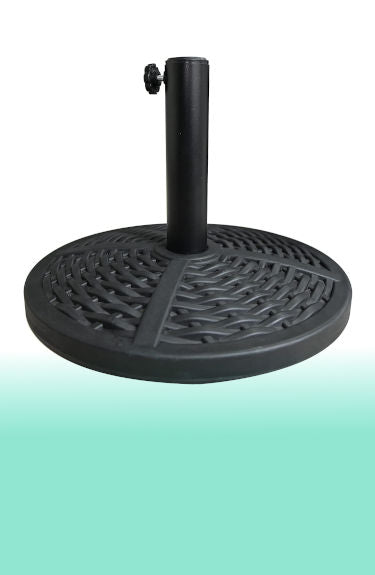 Base para sombrilla redonda de 10 kg color negro aspecto ratán de Ram sobre fondo blanco y verde